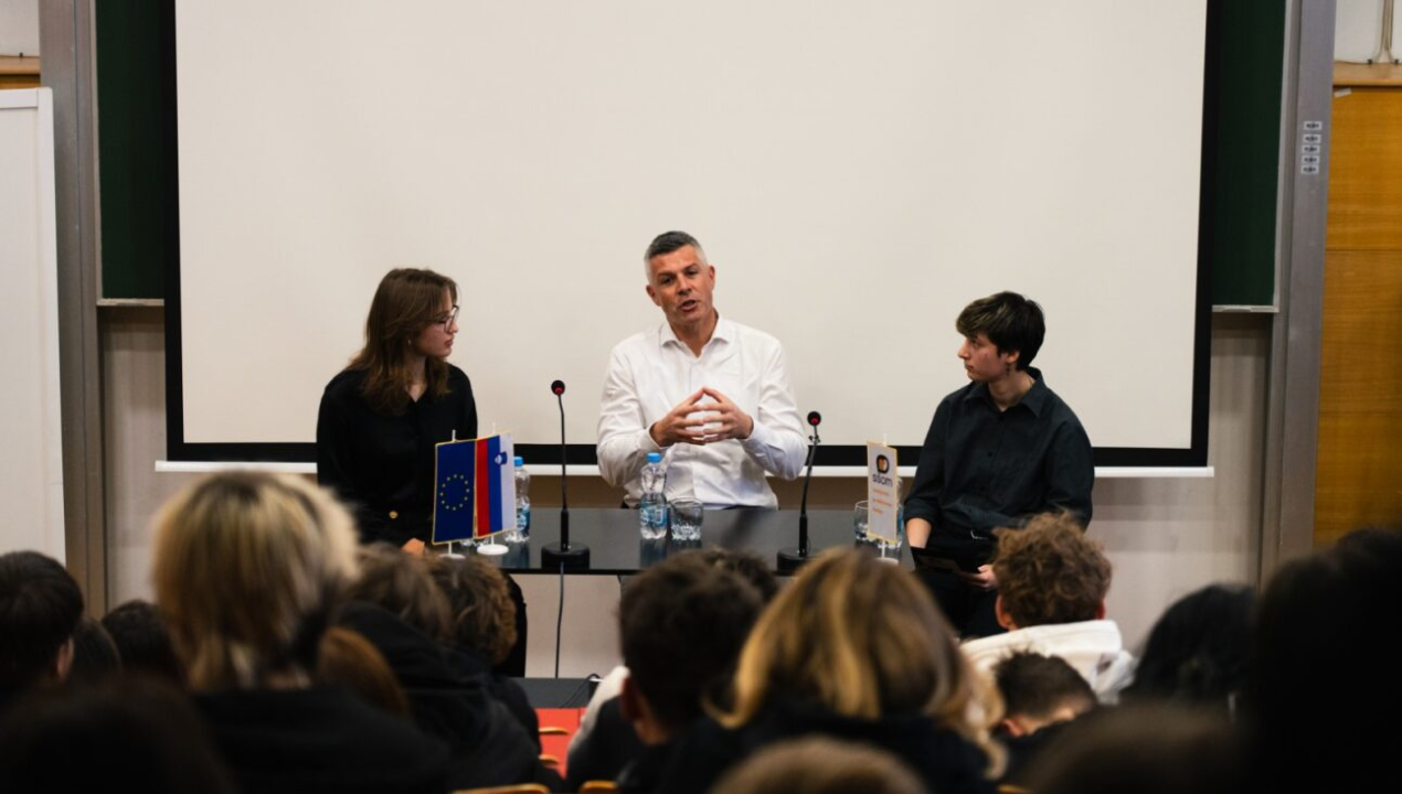 Dijaki Srednje šole za oblikovanje Maribor dokazujejo, da politika zanima tudi mlade