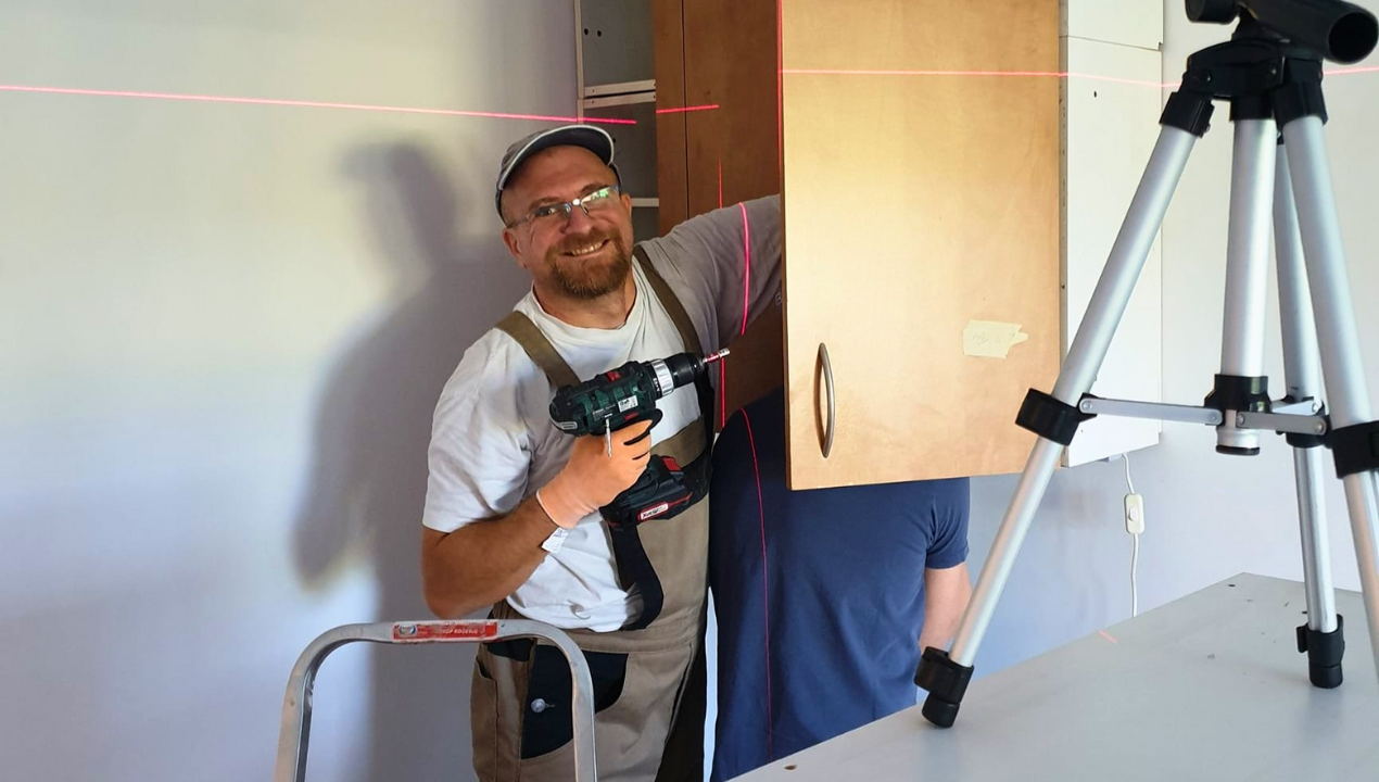 Kdo lahko poskrbi za varno selitev vašega 100 let starega pohištva in kdo lahko očisti vašo sončno elektrarno?