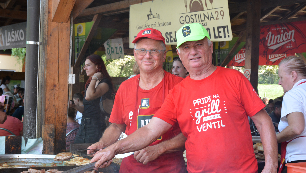 FOTO: Gostilna, kjer že 35. leto skrbijo, da obiskovalci Agre dobro jedo in pijejo