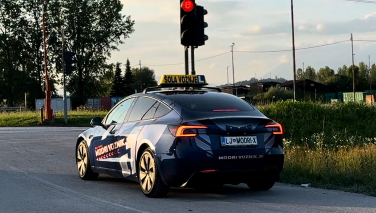 FOTO: Na mariborskih cestah smo opazili šolo vožnje s Teslo, za katero avtošolo gre?