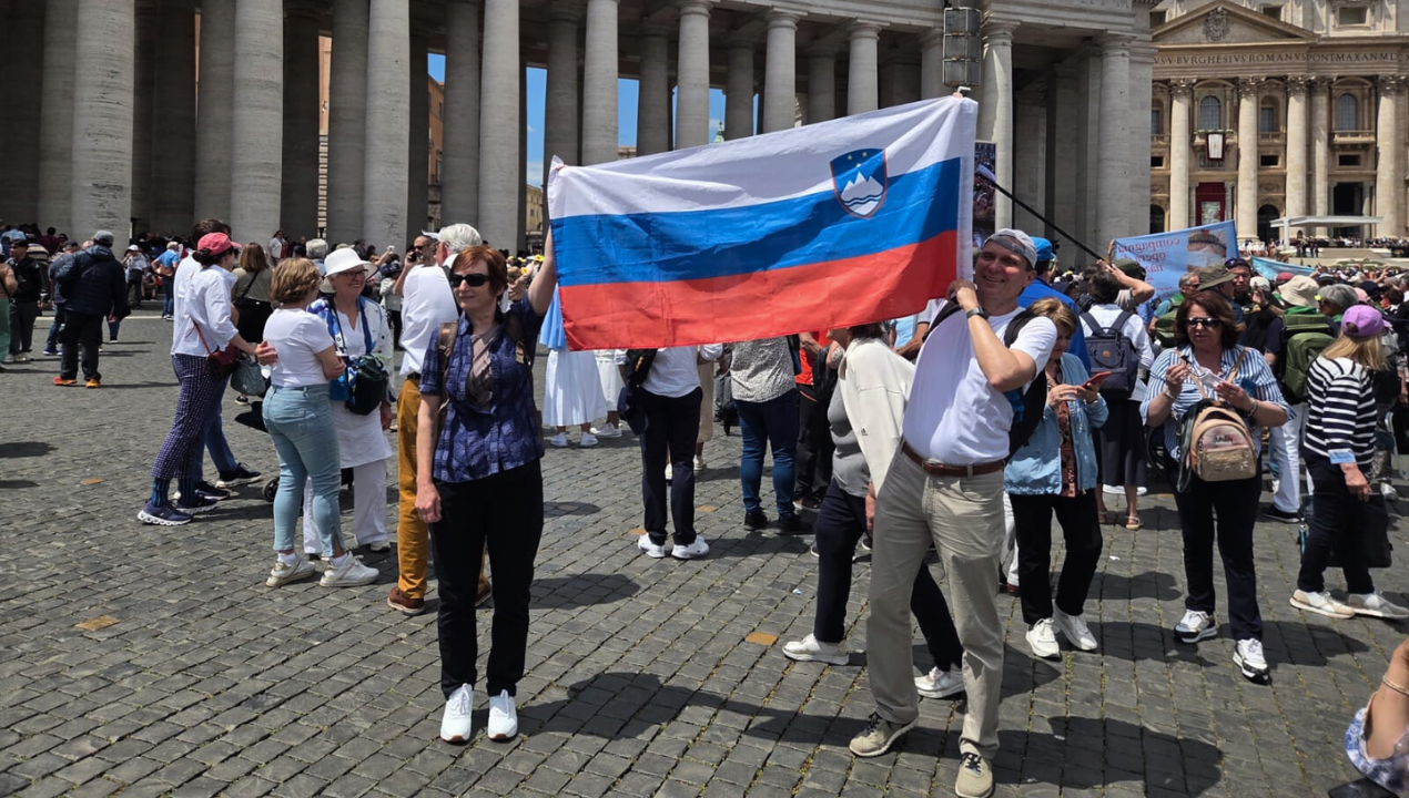 Mariborčani skorajda VIP gostje ob umestitvi papeža: »Bili smo tik pod stopnicami bazilike sv. Petra« (FOTO)