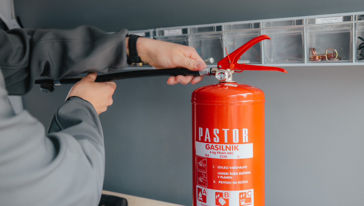 Se med mladimi širi nov nevaren trend? Po Sloveniji kradejo gasilne aparate in kurijo požare