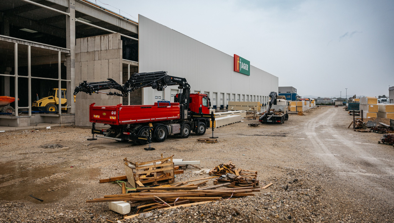 FOTO: Logistični center Jager Hoče počasi dobiva končno podobo