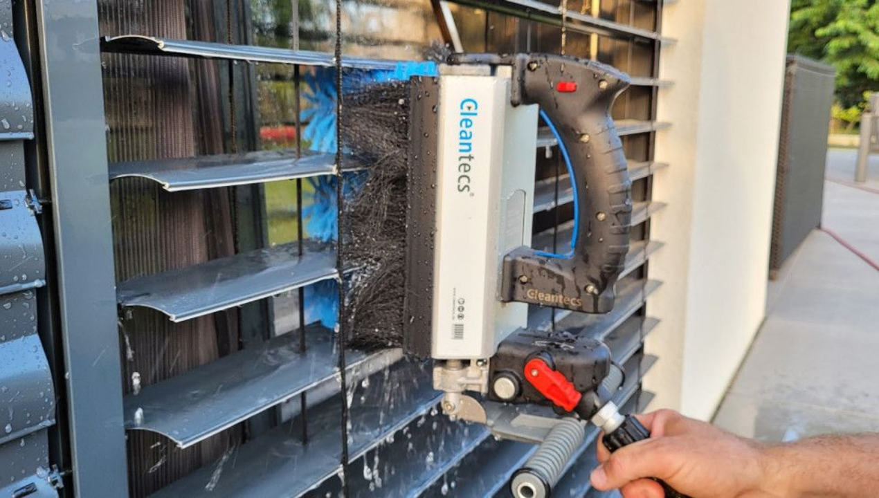 Čiščenje žaluzij, sončnih elektrarn, fasad in zunanjih površin ... Komu zaupati delo?