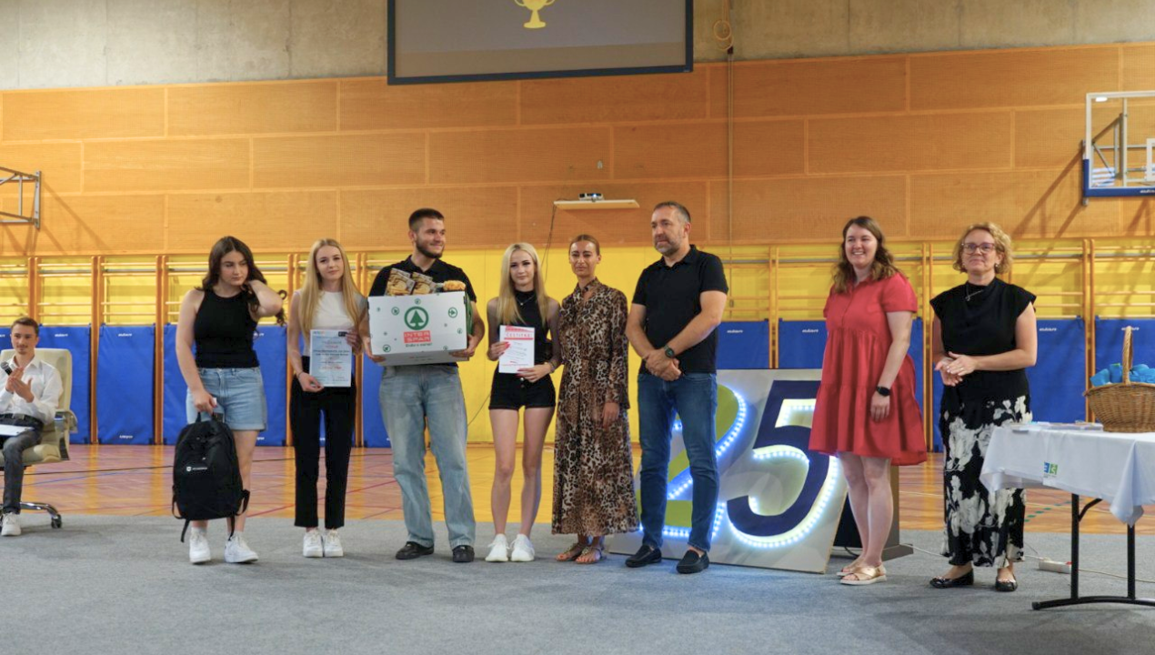 Mladi ustvarjalci poželi aplavz z idejo trajnostnih košev, ujetih v video