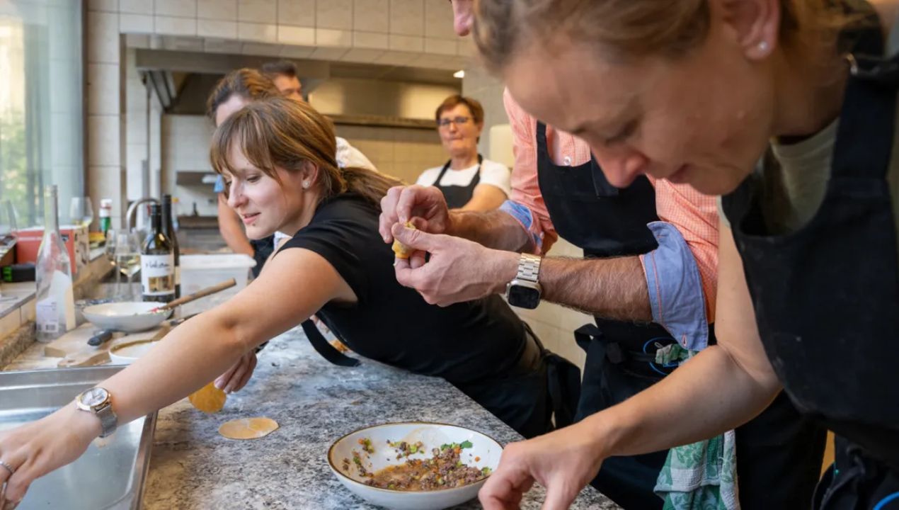 Nova točka za kulinarična doživetja v Mariboru: Zakaj se druženja vse bolj selijo za kuhinjski pult?