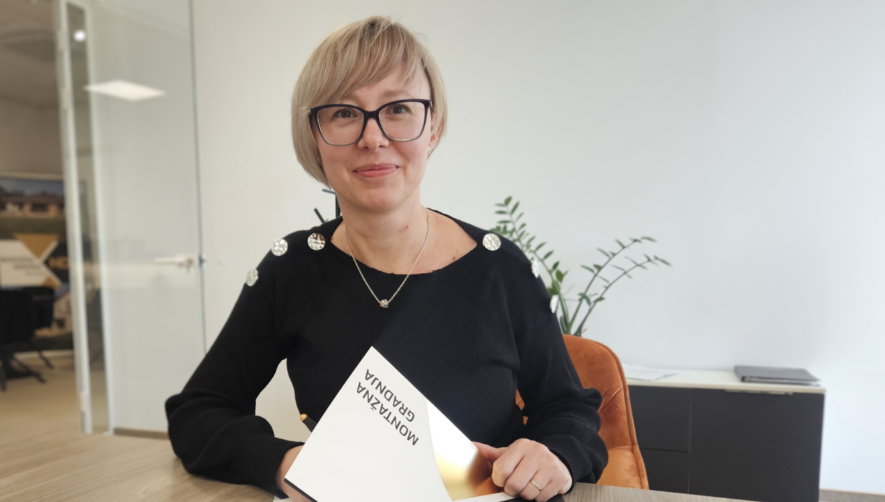 Svet montažne gradnje skozi oči ženske, ki vsak dan povezuje kupce in njihove sanje