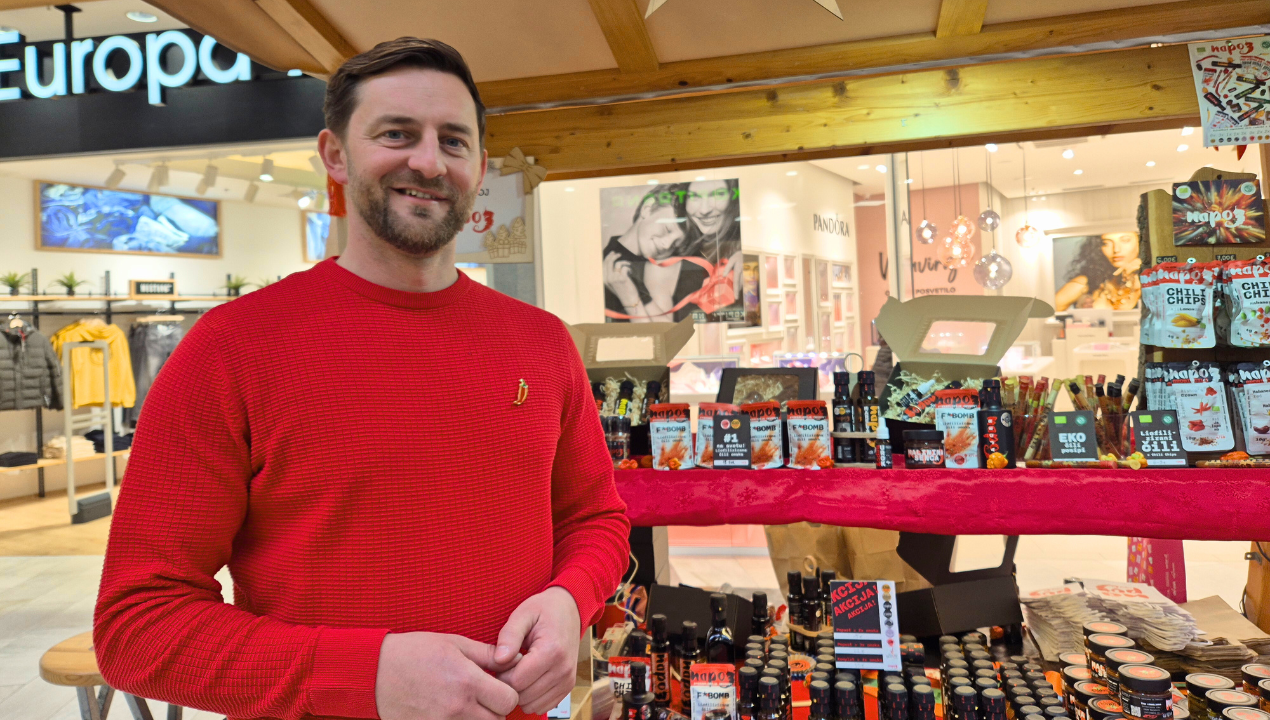 FOTO: Mariborska čili zgodba uspešno začini celo praznike, njihova stojnica pa ni rdeča samo pred božičem