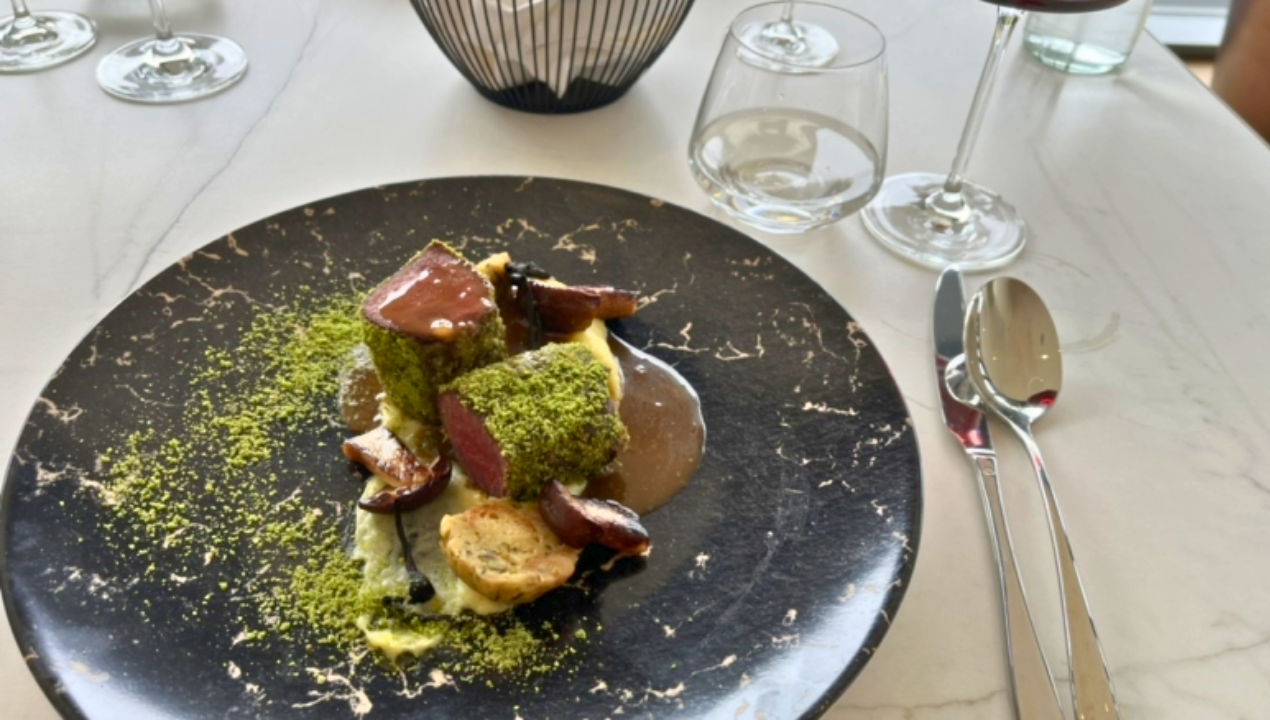 Na kosilo v Hotel Habakuk: Kaj gostom pripravljajo v teh dneh?