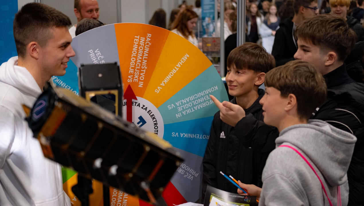 Kje lahko mladi že med študijem počnejo to, kar jih čaka tudi v karieri?