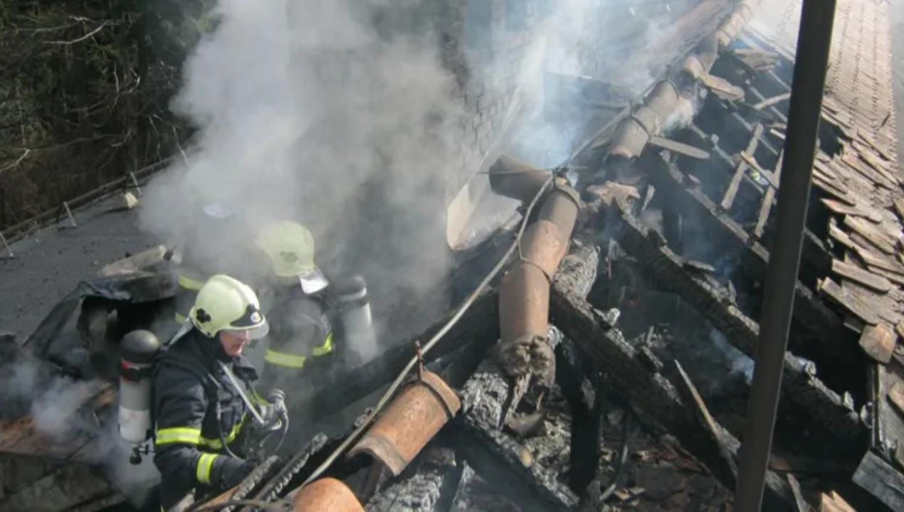 Dimniška požara terjala življenji: Zakaj zagori v dimniku in kaj svetuje gasilski strokovnjak?