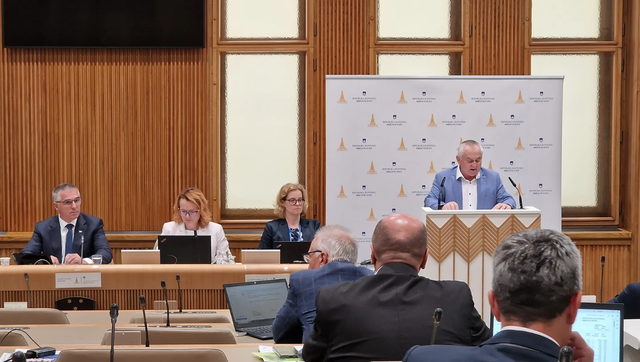 Kako naj se šolstvo odzove na umetno inteligenco?