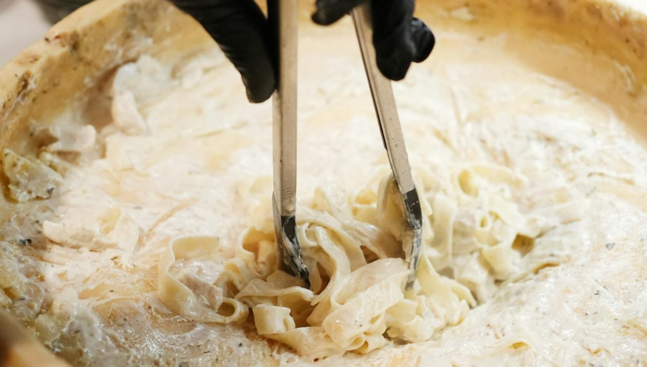 Razkrit meni italijanskega bruncha v Habakuku: V parmezanovem kolutu bodo pred vami pripravljali »cacio e pepe«