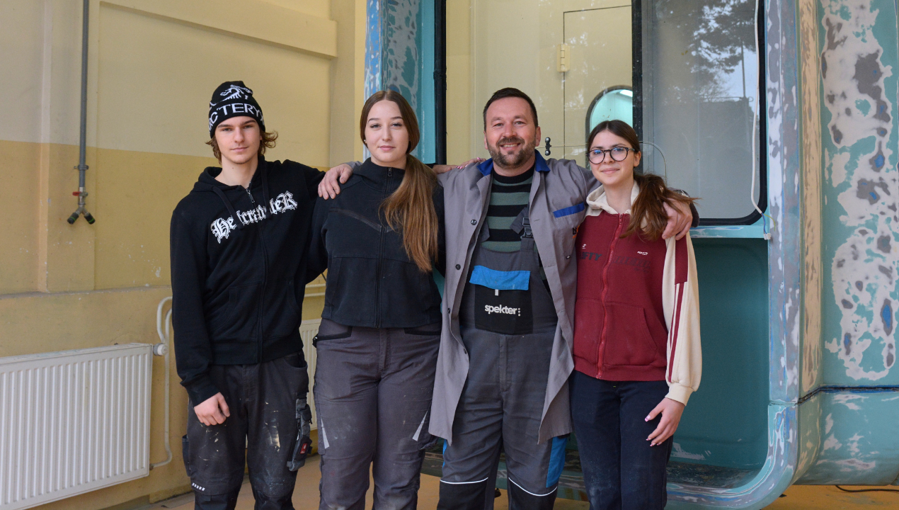 Bil je v slabem stanju, zdaj ga rešujejo mariborski dijaki: Ogledali smo si obnovo ikoničnega K67 (VIDEO)