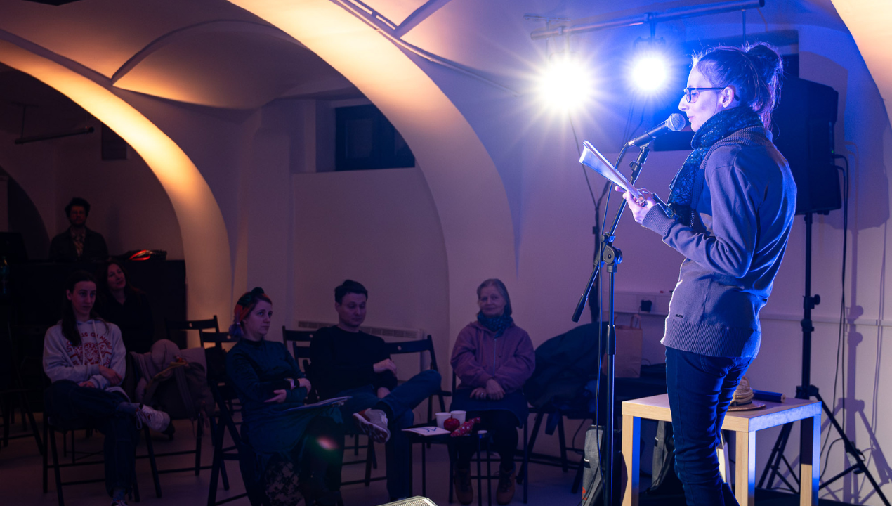 V katerem jeziku pa se ti smeješ in kje te žuli jezik?