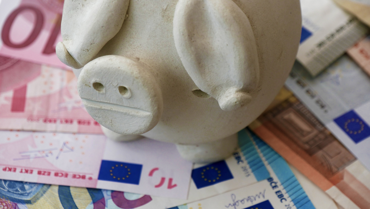 Se še spomnite šolskih hranilnic? Kako dobra je finančna pismenost otrok danes?
