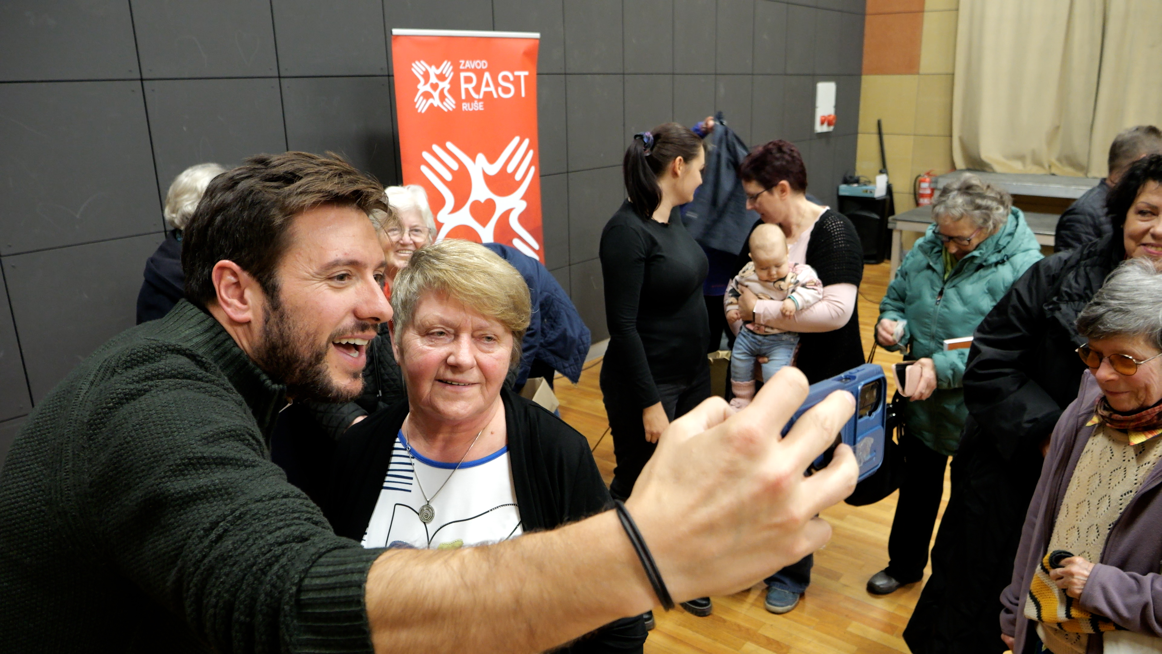 Martin Golob navdušil Rušane: »Ko je Bog mene ustvaril, ni 'šparal' pri materialu jezika« (VIDEO)