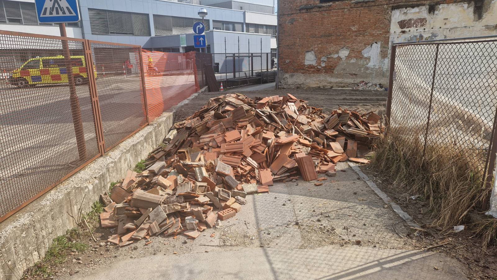 FOTO: Pri UKC Maribor začeli z rušenjem "zloglasne" hiše na Masarykovi