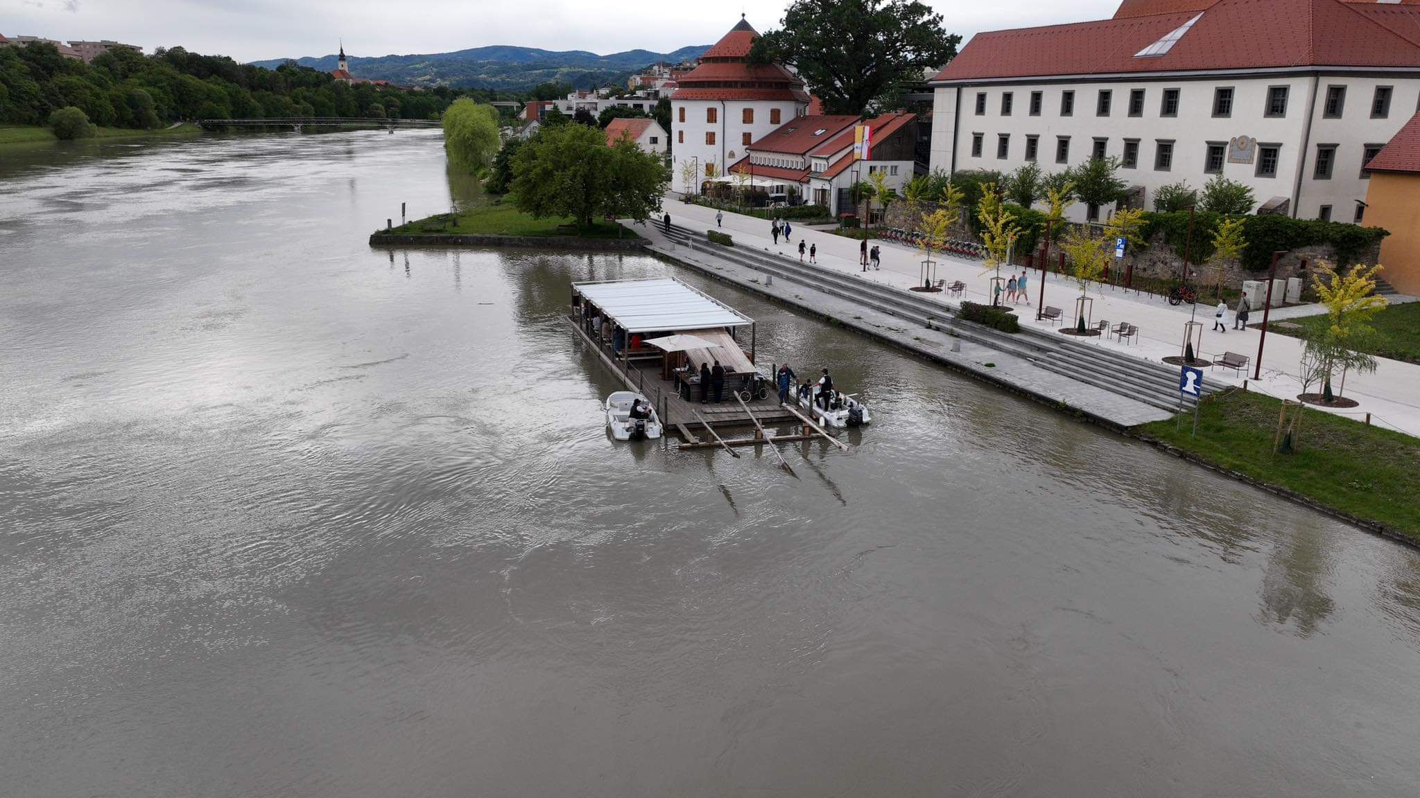 Splavarjenje po Dravi kot edinstveno turistično doživetje, na katerem lahko mesto vidite z druge perspektive