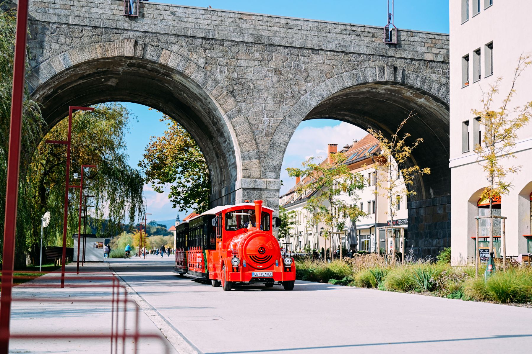 Čarobni Maribor, kot ga še niste doživeli: Mestni vlakec uvaja posebno večerno vožnjo