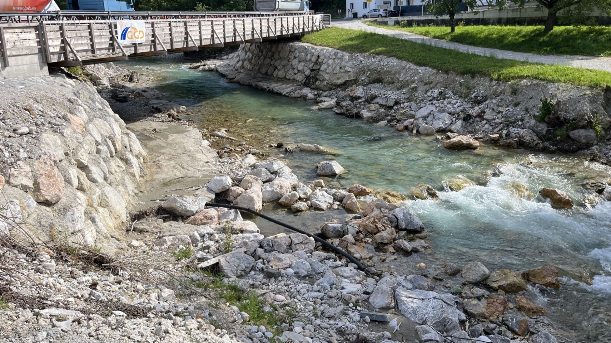 Delavca skupaj z bagersko žlico zgrmela v reko, gasilci eno osebo oživljali