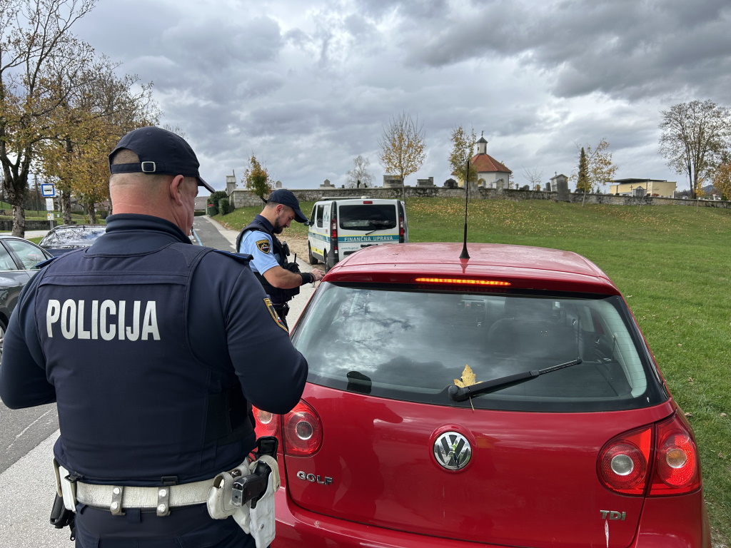 Furs že devetim Romom zasegel avtomobile: "Niso se otepali plačevanja"