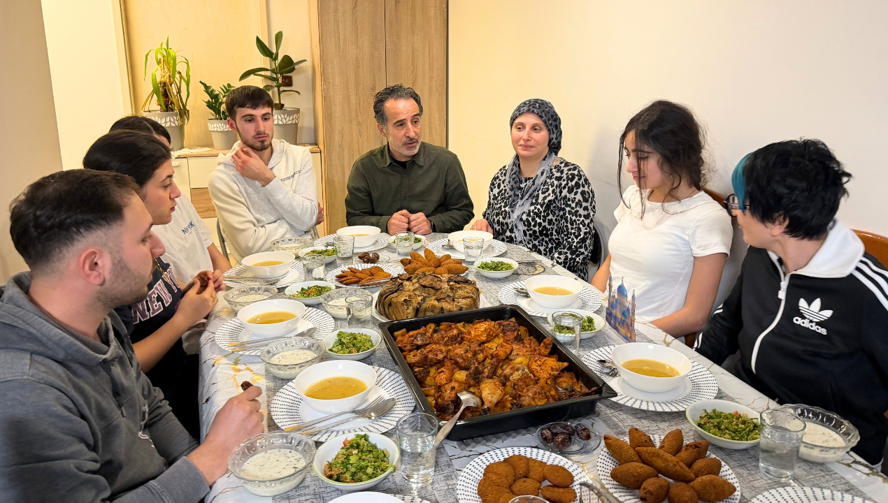FOTO in VIDEO: Na ramazanski večerji pri kurdski družini iz Sirije