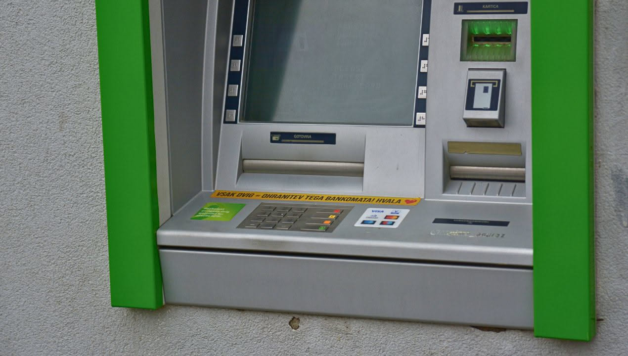 Bankomati na pet kilometrov, brezplačne bančne storitve: Kaj prinaša nov predlog zakona?