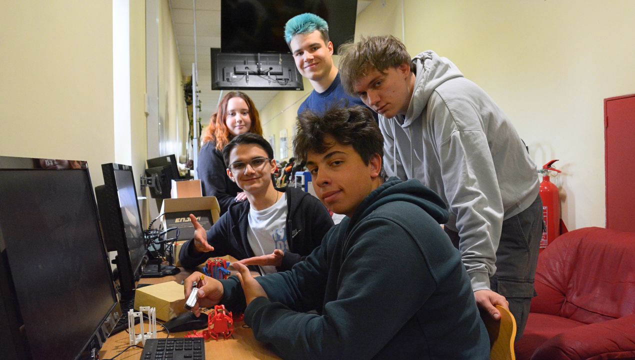 FOTO in VIDEO: Mariborski dijaki izdelali satelit, ga opremili s kamero in propelerji, danes ga čaka trenutek resnice