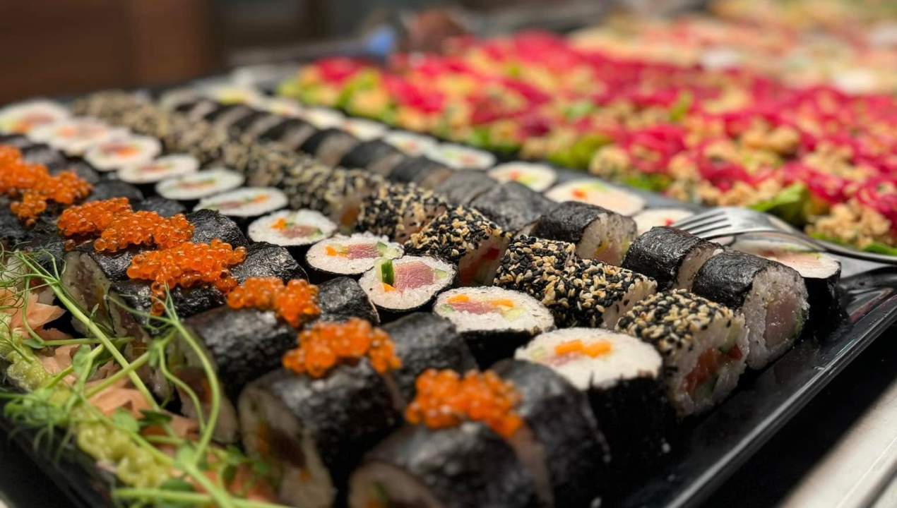 Ljubitelji azijske hrane: Napovedujemo brunch, ki bo odpeljal med suši, curryje in azijske sladice