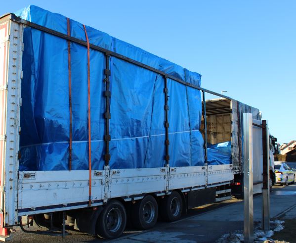 FOTO: Tovornjak vozil z nepravilno naloženim tovorom in uničeno pnevmatiko