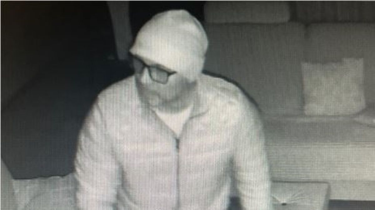 Po nizu vlomov na PU Maribor objavili fotografijo osumljenca: Gre prepoznate?