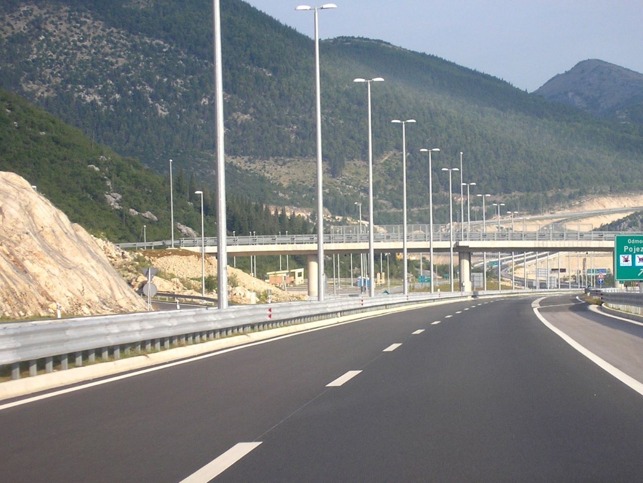 Pred petimi leti trčil v lisico, zdaj morajo Hrvatske avtoceste plačati 24.515 evrov odškodnine