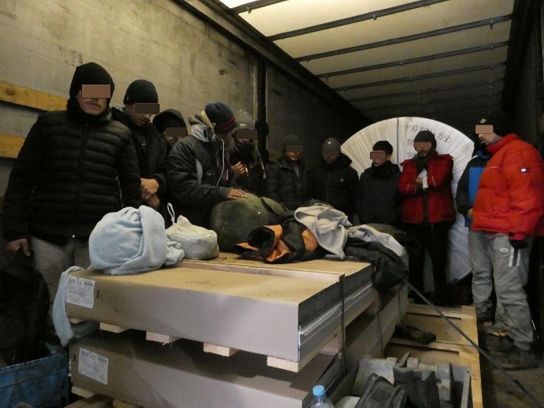 FOTO: Mariborski policisti odkrili 14 migrantov v priklopniku