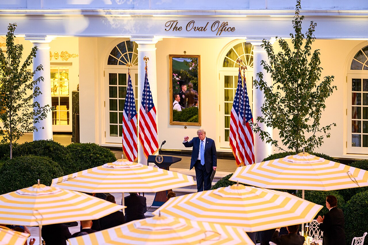 Trump zaprl vrata medijskim hišam, Bela hiša medtem zagnala »Trump TV«