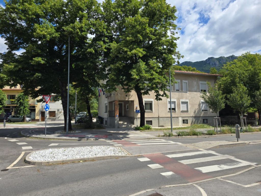 Kaj se dogaja? V tem slovenskem kraju inšpektorat policiste 'vrgel iz hiše'