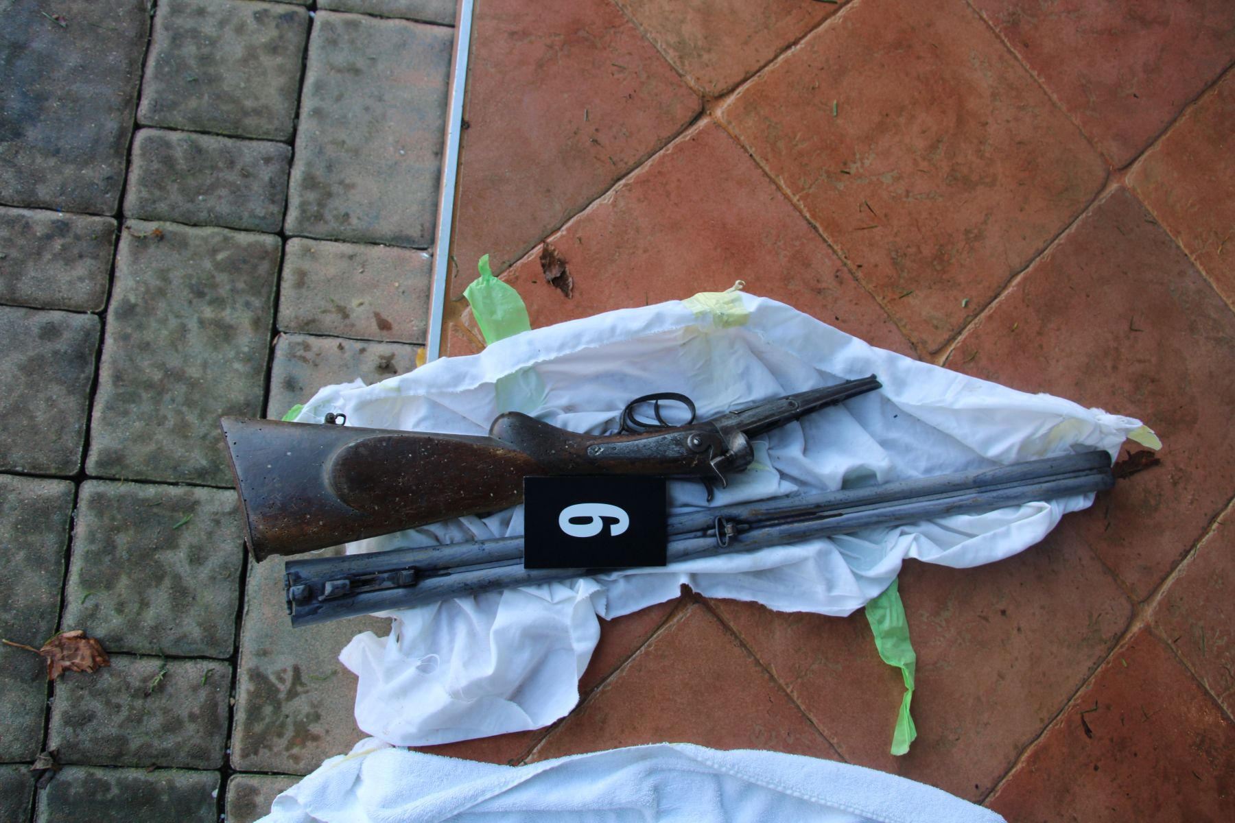 35-letniku iz Maribora grozi deset let zapora, 44-letnik iz Lenarta skrival tudi orožje (FOTO)