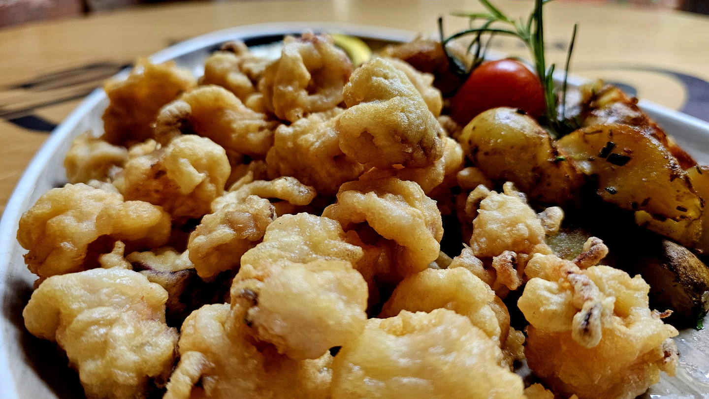 Okusi morja v središču Maribora: Restavracija in pizzeria Ancora razvaja z vrhunskimi lignji in ribjimi specialitetami