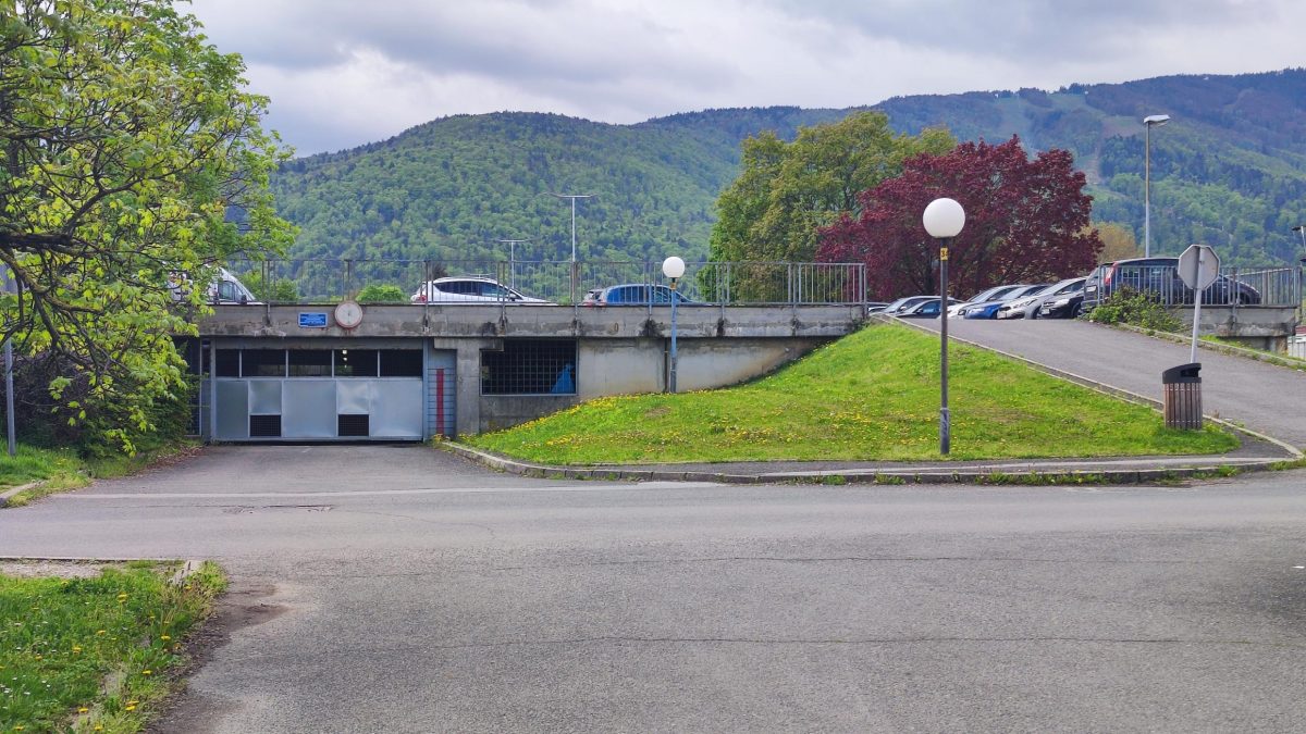 V Mariboru ostali brez 100 parkirnih mest, obupani stanovalci prepuščeni sami sebi