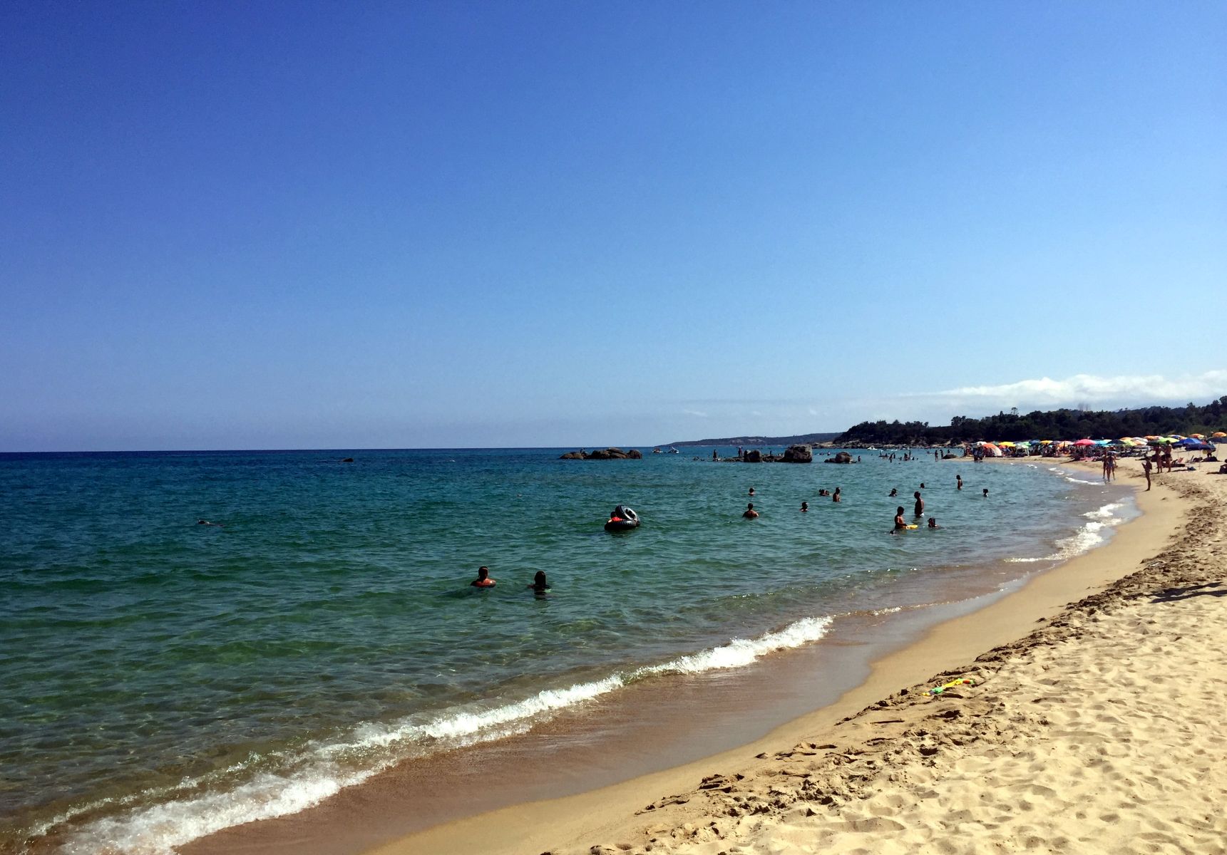 Za en dan na plaži 100 evrov? Plaže pri naših sosedih veliko bolj prazne, to pravijo upravljalci