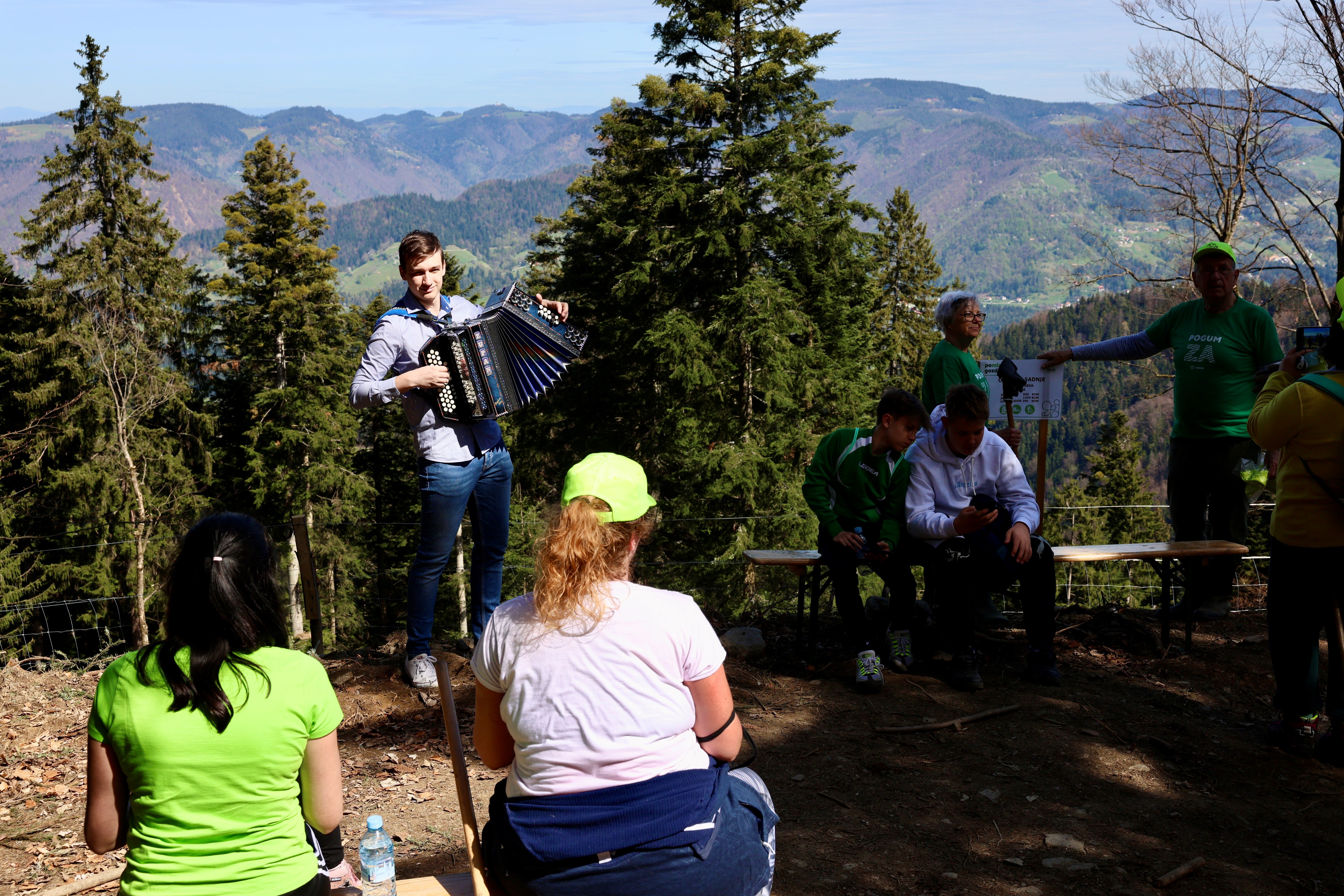 FOTO: Rekordno število prostovoljcev sadilo drevesa, na Pohorju jih je spremljala harmonika