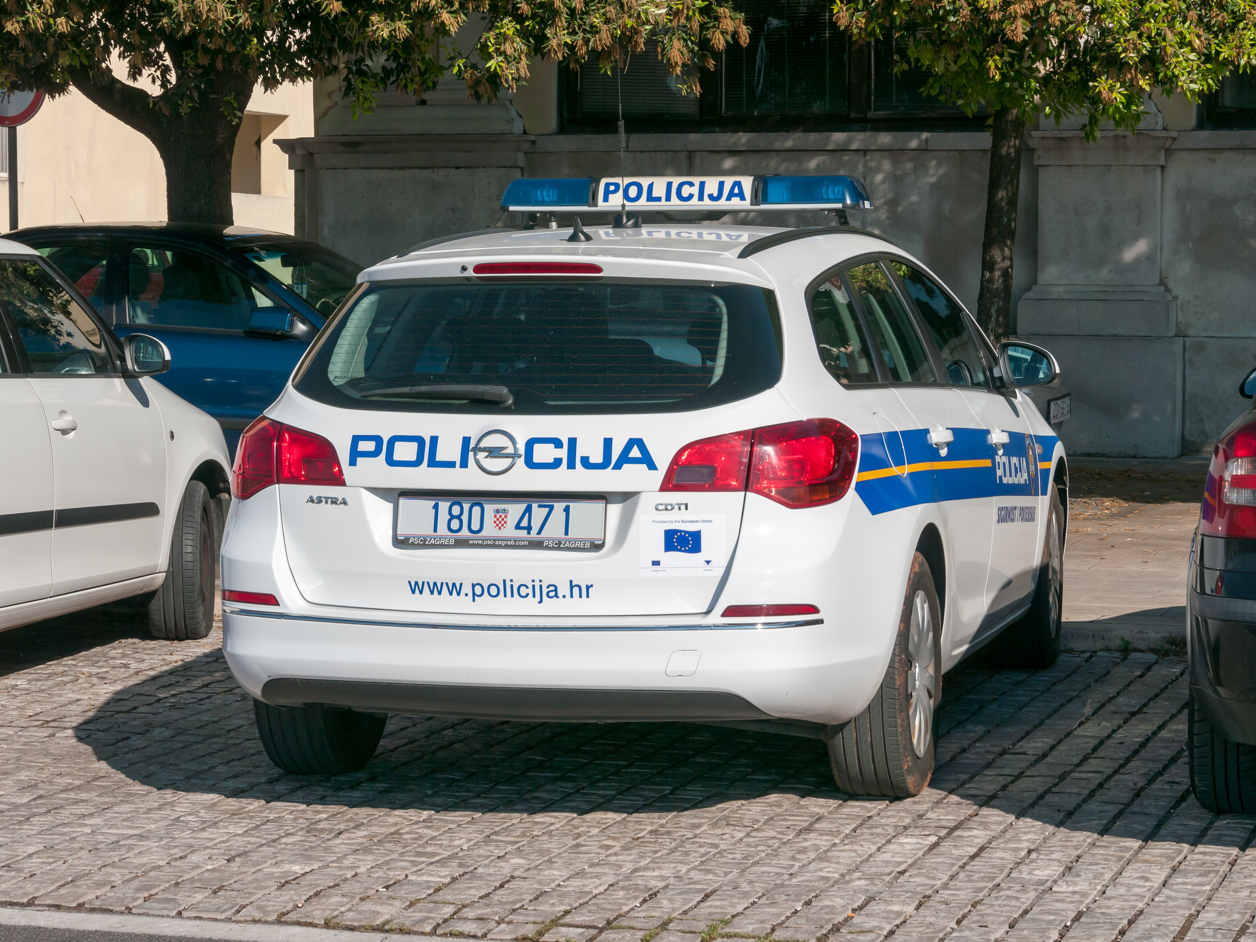 Incident na hrvaški obali: Slovenec na odprtem balkonu poskrbel za zgražanje javnosti