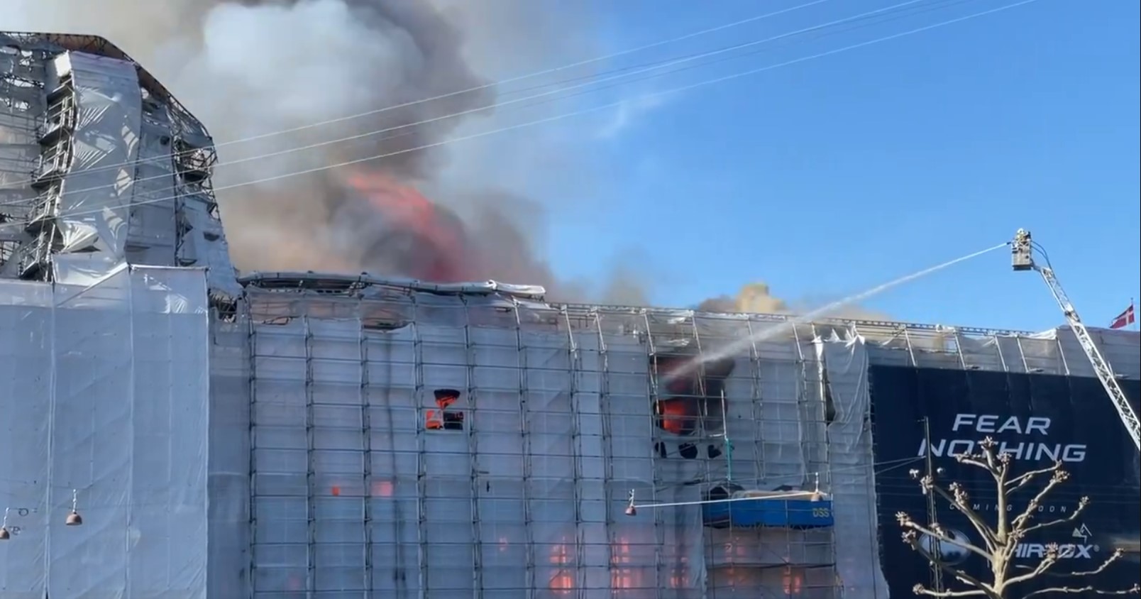 FOTO in VIDEO: Ogenj v Københavnu obuja slabe spomine na Notre Dame