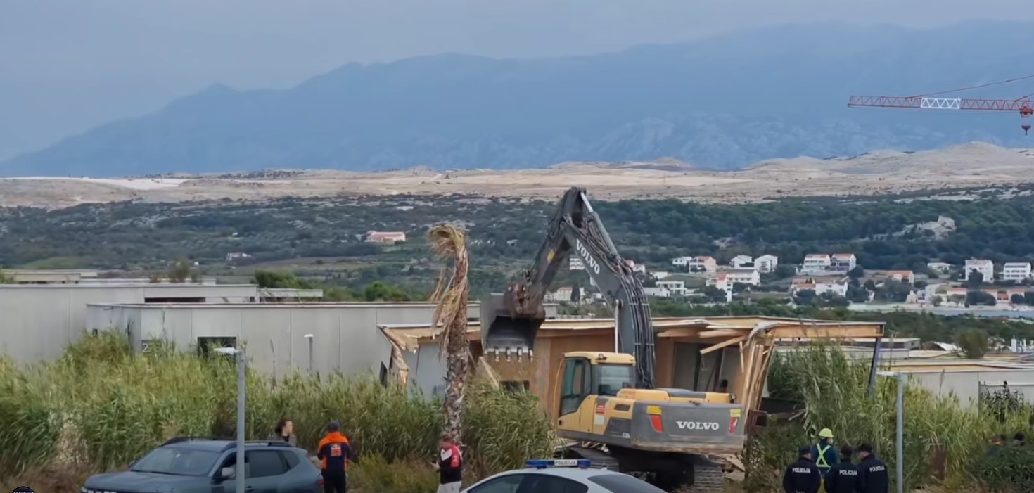 VIDEO: Na priljubljeni žurerski plaži Zrće odstranjujejo več kot sto nazakonito zgrajenih objektov