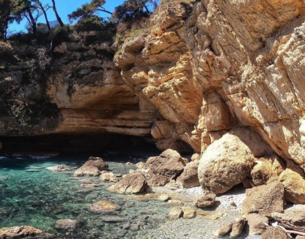 Ne le, da velja za eno najlepših plaž na svetu, ta biser v naši bližini slovi tudi po zdravilni vodi in posebnem pravilu