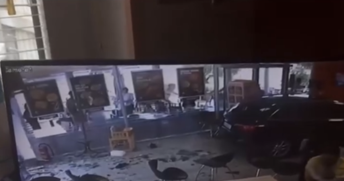 VIDEO: Avstrijec namesto zavore pritisnil na plin in pristal sredi gostinskega lokala