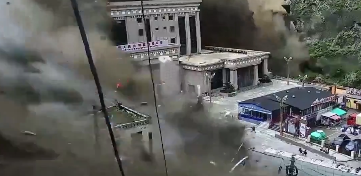Huda tragedija v Nepalu: Najmanj 95 mrtvih in 500 pogrešanih oseb (VIDEO)