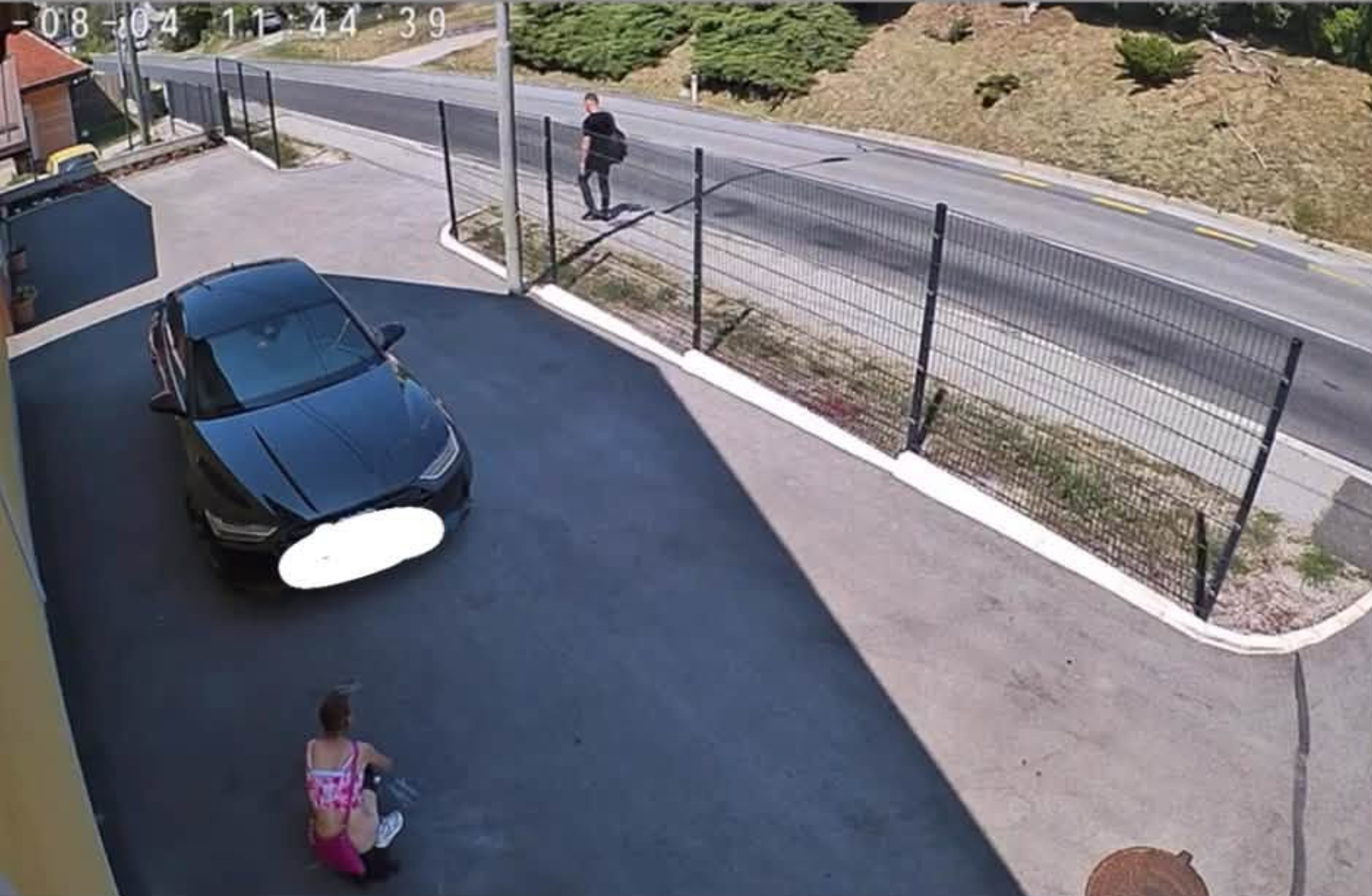 FOTO: Pred hišo v Slovenski Bistrici opravila potrebo, posnela jo je kamera