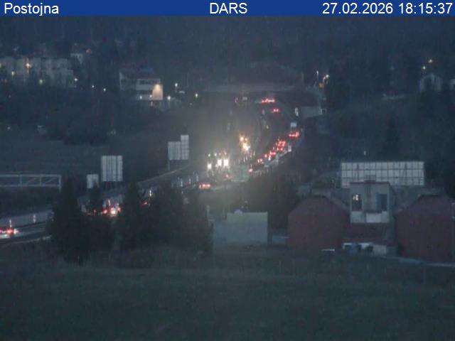 Goreče vozilo popolnoma ustavilo promet med Uncem in Postojno