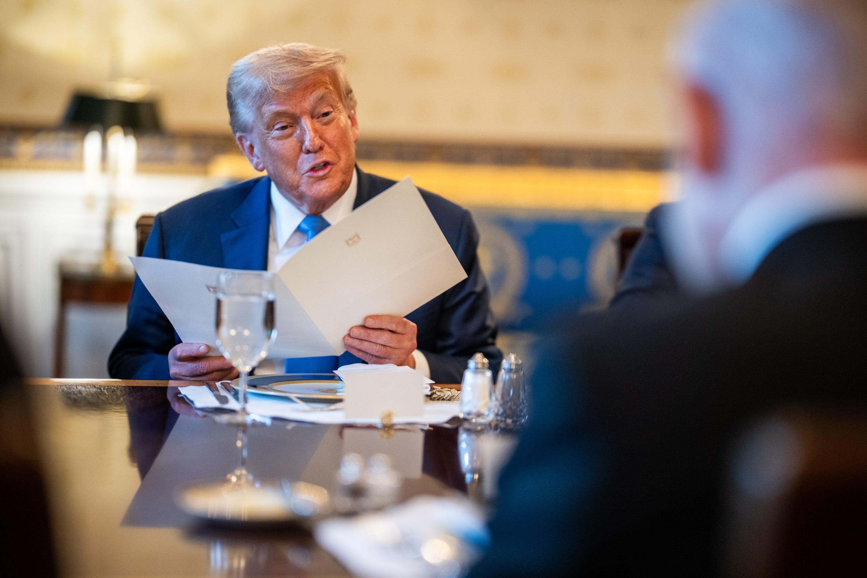 Trump z dramatično potezo: Ali svetu sporoča, da se Amerika pripravlja na vojno?